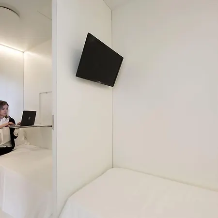 ベッド ＆ ボーディング カプセルホテル 3*