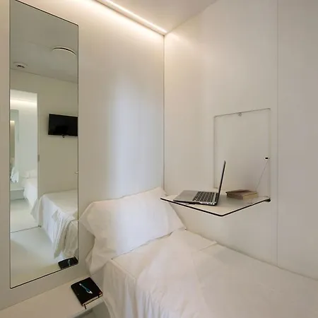 Bed & Boarding Capsule hotel